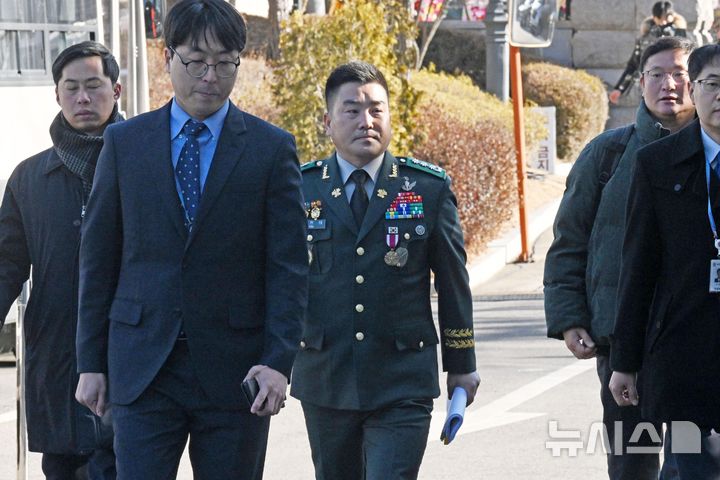 [서울=뉴시스] 사진공동취재단 = 12·3 비상계엄 사태 당시 국회에 투입됐던 707특수임무단을 이끄는 김현태 단장이 6일 서울 종로구 헌법재판소에서 열린 탄핵 심판 6차 변론기일에 증인 출석하고 있다. 2025.02.06. photo@newsis.com