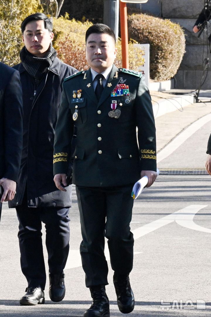 [서울=뉴시스] 사진공동취재단 = 12·3 비상계엄 사태 당시 국회에 투입됐던 707특수임무단을 이끄는 김현태 단장이 6일 서울 종로구 헌법재판소에서 열린 탄핵 심판 6차 변론기일에 증인 출석하고 있다. 2025.02.06. photo@newsis.com