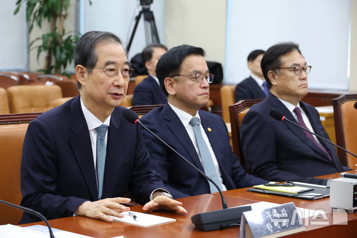 [서울=뉴시스] 고승민 기자 = 한덕수 국무총리가 6일 서울 여의도 국회에서 열린 윤석열 정부의 비상계엄 선포를 통한 내란혐의 진상규명 국정조사특별위원회 전체회의(청문회)에서 의원 질의에 답하고 있다. 2025.02.06. kkssmm99@newsis.com