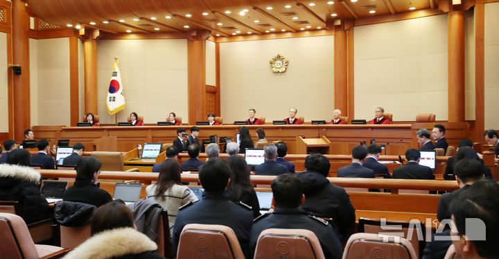 [서울=뉴시스] 사진공동취재단 = 6일 서울 종로구 헌법재판소에서 윤석열 대통령 탄핵 심판 6차 변론기일이 열리고 있다. 2025.02.06. photo@newsis.com