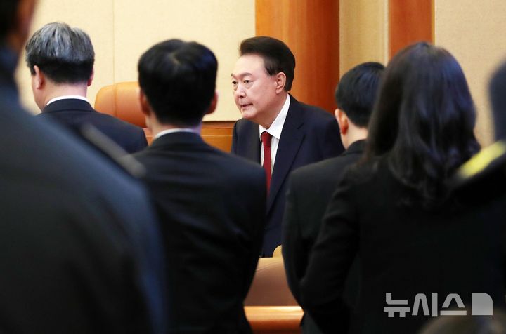 [서울=뉴시스] 사진공동취재단 = 윤석열 대통령이 6일 서울 종로구 헌법재판소에서 열린 탄핵 심판 6차 변론기일에 출석하고 있다. 2025.02.06. photo@newsis.com