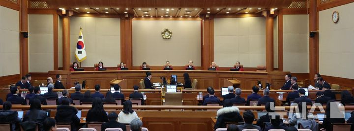 [서울=뉴시스] 사진공동취재단 = 6일 서울 종로구 헌법재판소 대심판정에서 열린 탄핵 심판 6차 변론에 문형배 헌법재판소장 직무대행을 비롯한 헌법재판들이 착석해 있다. 2025.02.06. photo@newsis.com