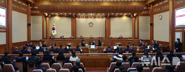 [서울=뉴시스] 사진공동취재단 = 6일 서울 종로구 헌법재판소 대심판정에서 열린 탄핵 심판 6차 변론에 문형배 헌법재판소장 직무대행을 비롯한 헌법재판들이 착석해 있다. 2025.02.06. photo@newsis.com