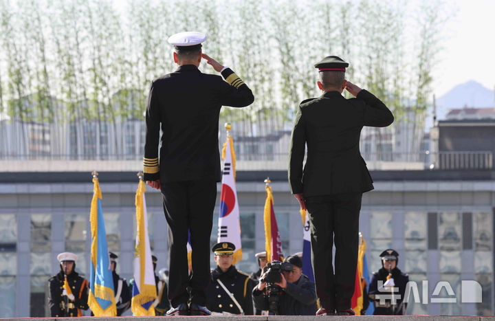 [서울=뉴시스] 김근수 기자 = 사진은 기사와 무관. 김명수 합참의장과 쏭윗 논팍디 태국 총사령관 육군대장이 6일 오전 서울 용산구 국방부 연병장에서 열린 환영 의장 행사에서 거수경례하고 있다. 2025.02.06. ks@newsis.com