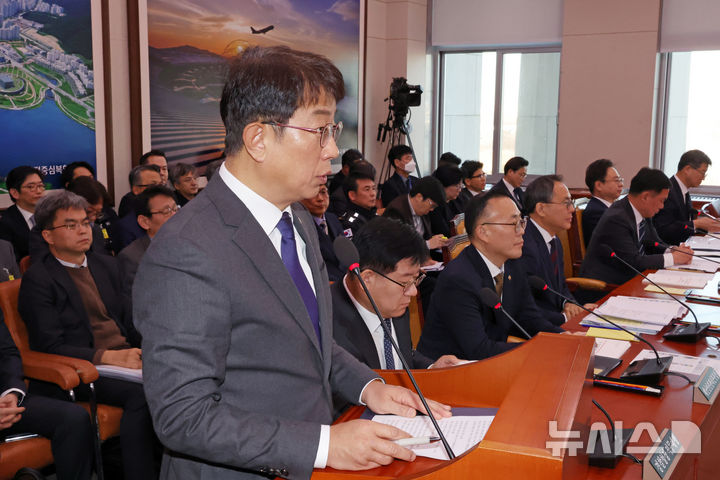 [서울=뉴시스] 조성우 기자 = 박상우 국토교통부 장관이 6일 오전 서울 여의도 국회에서 열린 12.29여객기참사진상규명과피해자및유가족의피해구제를위한특별위원회 제2차 전체회의에서 현안보고를 하고 있다. 2025.02.06. xconfind@newsis.com