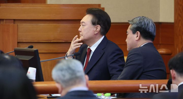 [서울=뉴시스] 사진공동취재단 = 윤석열 대통령이 6일 서울 종로구 헌법재판소 대심판정에서 열린 탄핵 심판 6차 변론에 출석해 있다. 2025.02.06. photo@newsis.com
