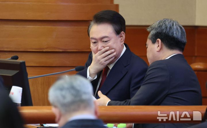 [서울=뉴시스] 사진공동취재단 = 윤석열 대통령이 6일 서울 종로구 헌법재판소 대심판정에서 열린 탄핵 심판 6차 변론에 출석해 변호인과 대화하고 있다. 2025.02.06. photo@newsis.com