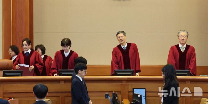 [서울=뉴시스] 사진공동취재단 = 6일 서울 종로구 헌법재판소 대심판정에서 열린 탄핵 심판 6차 변론에 문형배 헌법재판소장 직무대행을 비롯한 헌법재판들이 입장하고 있다. 2025.02.06. photo@newsis.com