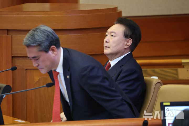 [서울=뉴시스] 사진공동취재단 = 윤석열 대통령이 6일 서울 종로구 헌법재판소 대심판정에서 열린 탄핵 심판 6차 변론에 출석해 착석해 있다. 2025.02.06. photo@newsis.com