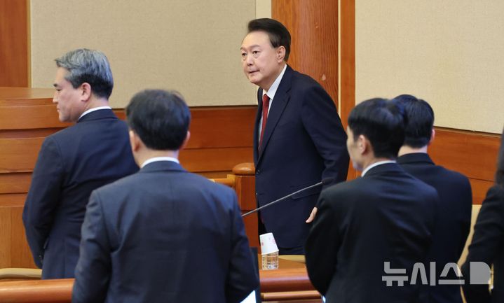 [서울=뉴시스] 사진공동취재단 = 윤석열 대통령이 6일 서울 종로구 헌법재판소 대심판정에서 열린 탄핵 심판 6차 변론에 출석하고 있다. 2025.02.06. photo@newsis.com