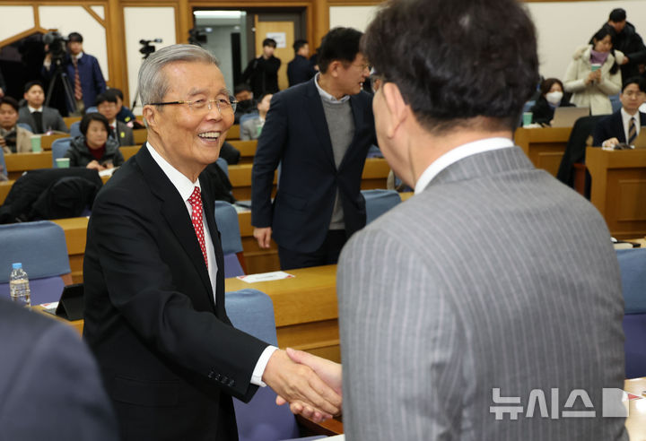 [서울=뉴시스] 권창회 기자 = 김종인 전 국민의힘 비상대책위원장과 권성동 원내대표가 6일 오전 서울 여의도 국회 의원회관에서 열린 국가대개조를 위한 개헌 토론회에서 악수하고 있다. 2025.02.06. kch0523@newsis.com