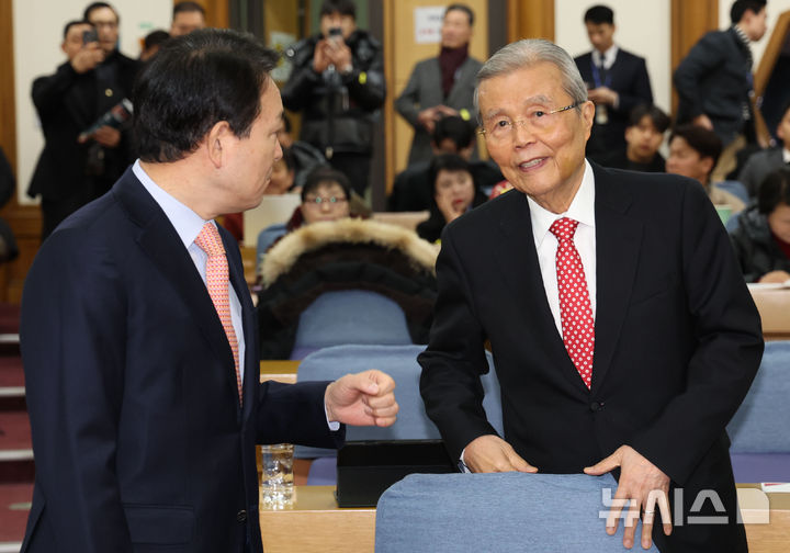 [서울=뉴시스] 권창회 기자 = 김종인 전 국민의힘 비상대책위원장과 성일종 국방위원장이 6일 오전 서울 여의도 국회 의원회관에서 열린 국가대개조를 위한 개헌 토론회에서 대화를 하고 있다. 2025.02.06. kch0523@newsis.com