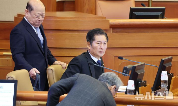[서울=뉴시스] 사진공동취재단 = 정청래 국회 탄핵소추위원장이 6일 서울 종로구 헌법재판소 대심판정에서 열린 윤석열 대통령 탄핵 심판 6차 변론에 출석하고 있다. 2025.02.06. photo@newsis.com