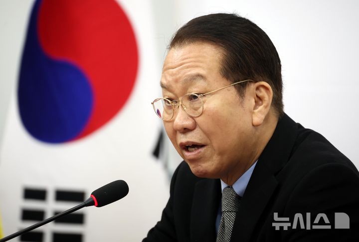 [서울=뉴시스] 조성봉 기자= 권영세 국민의힘 비상대책위원장이 6일 오전 서울 여의도 국회에서 열린 신년 기자간담회에서 취재진의 질문에 답변하고 있다. 2025.02.06. suncho21@newsis.com