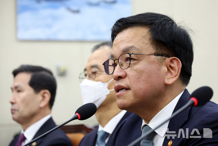 [서울=뉴시스] 고승민 기자 = 최상목 대통령 권한대행 겸 기획재정부 장관이 6일 서울 여의도 국회에서 열린 윤석열 정부의 비상계엄 선포를 통한 내란혐의 진상규명 국정조사특별위원회 전체회의(청문회)에서 의원 질의에 답하고 있다. 2025.02.06. kkssmm99@newsis.com