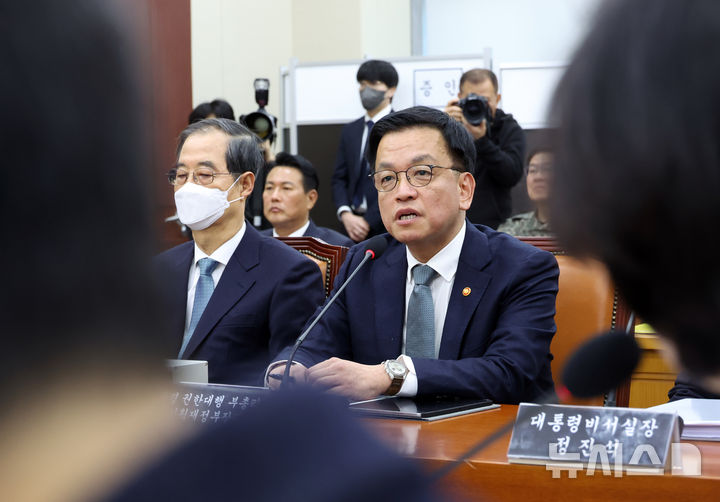 [서울=뉴시스] 고승민 기자 = 최상목 대통령 권한대행 겸 기획재정부 장관이 6일 서울 여의도 국회에서 열린 윤석열 정부의 비상계엄 선포를 통한 내란혐의 진상규명 국정조사특별위원회 전체회의(청문회)에서 의원 질의에 답하고 있다. 2025.02.06. kkssmm99@newsis.com