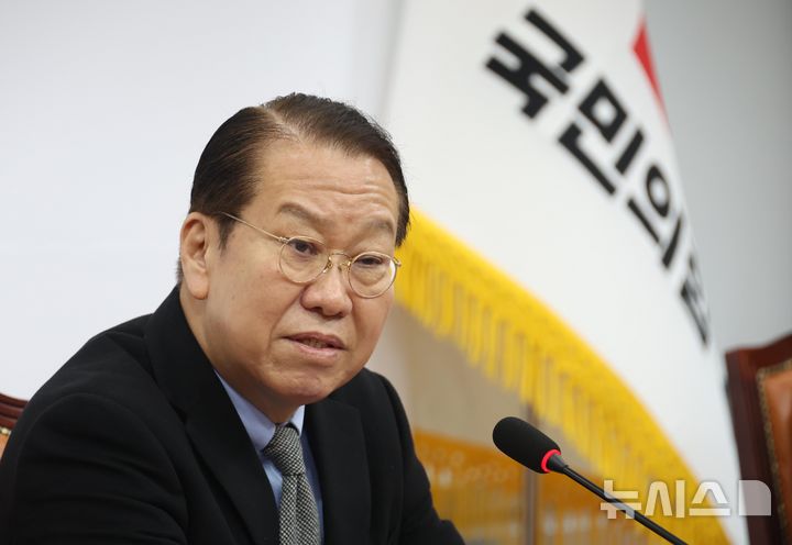 [서울=뉴시스] 조성봉 기자= 권영세 국민의힘 비상대책위원장이 6일 오전 서울 여의도 국회에서 열린 신년 기자간담회에서 취재진의 질문에 답변하고 있다. 2025.02.06. suncho21@newsis.com