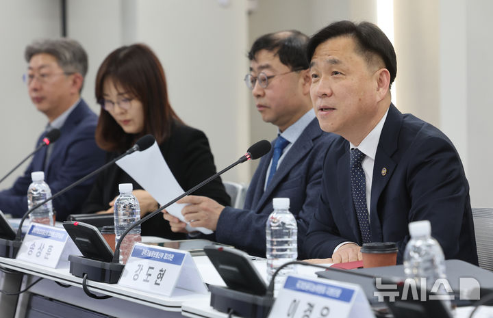 [서울=뉴시스] 김금보 기자 = 강도현 과학기술정보통신부 2차관이 6일 오전 서울 중구 국가인공지능위원회에서 열린 '국내 AI 산업 경쟁력 진단 및 점검 회의'에서 발언을 하고 있다. 2025.02.06. kgb@newsis.com