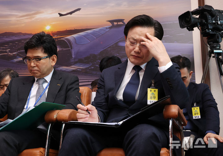[서울=뉴시스] 조성우 기자 = 김이배(오른쪽) 제주항공 대표이사가 6일 오전 서울 여의도 국회에서 열린 12.29여객기참사진상규명과피해자및유가족의피해구제를위한특별위원회 제2차 전체회의에 출석해 자리하고 있다. 2025.02.06. xconfind@newsis.com