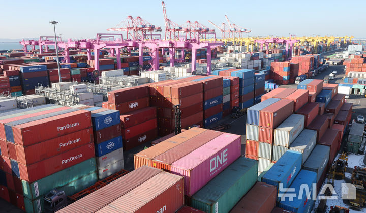 [인천=뉴시스] 인천 연수구 인천신항 컨테이너 터미널에 수출입 컨테이너가 쌓여 있다. (사진=뉴시스 DB). photo@newsis.com 