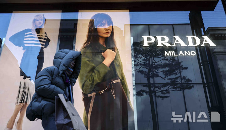[서울=뉴시스] 김근수 기자 = 9일(현지 시간) 월스트리트저널에 따르면 프라다는 명품 패션 그룹 카프리와 이탈리아 명품 브랜드 베르사체를 약 14억 달러(약 1조9000억원)에 인수하는 잠정 계약을 체결했고, 프라다의 최종 서명만 남겨둔 상황이다. 서울 시내의 한 프라다 매장 앞 모습. 2025.02.06. ks@newsis.com