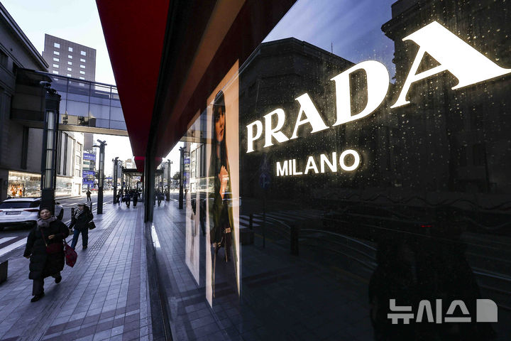 [서울=뉴시스] 김근수 기자 = 명품 업계에 따르면 이탈리아 명품 브랜드 프라다(PRADA)가 오는 11일 국내에서 전 제품을 대상으로 약 5~7% 가격을 인상한다고 밝혔다. 품목별 구체적인 인상폭은 정해지지 않았지만 프라다 '가죽 미니백'은 기존 315만원에서 330만원으로 약 5% 오를 전망이다. 6일 서울 시내의 한 프라다 매장 앞 모습. 2025.02.06. ks@newsis.com