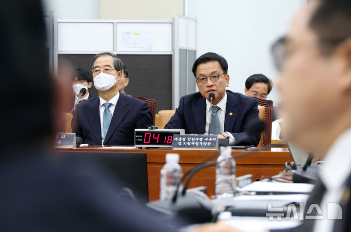 [서울=뉴시스] 고승민 기자 = 최상목 대통령 권한대행 겸 기획재정부 장관이 6일 서울 여의도 국회에서 열린 윤석열 정부의 비상계엄 선포를 통한 내란혐의 진상규명 국정조사특별위원회 전체회의(청문회)에서 의원 질의에 답하고 있다. 2025.02.06. kkssmm99@newsis.com