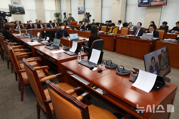 [서울=뉴시스] 고승민 기자 = 6일 서울 여의도 국회에서 열린 윤석열 정부의 비상계엄 선포를 통한 내란혐의 진상규명 국정조사특별위원회 전체회의(청문회)에서 야당 의원들의 추가 질의가 길어지자 국민의힘 의원들이 회의장을 나가 이들의 자리가 비어 있다. 2025.02.06. kkssmm99@newsis.com