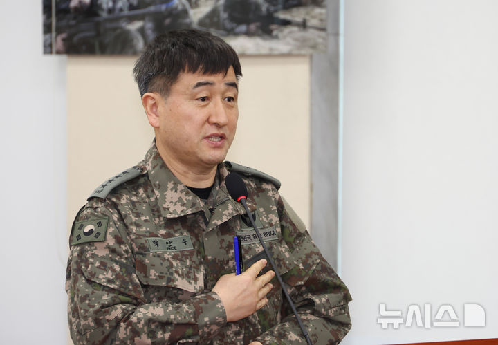 [서울=뉴시스] 고승민 기자 = 박안수 전 육군참모총장(전 계엄사령관)이 6일 서울 여의도 국회에서 열린 윤석열 정부의 비상계엄 선포를 통한 내란혐의 진상규명 국정조사특별위원회 전체회의(청문회)에서 의원 질의에 답하고 있다. 2025.02.06. kkssmm99@newsis.com