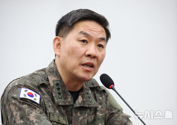 [서울=뉴시스] 고승민 기자 = 이진우 전 육군수도방위사령관이 6일 서울 여의도 국회에서 열린 윤석열 정부의 비상계엄 선포를 통한 내란혐의 진상규명 국정조사특별위원회 전체회의(청문회)에서 의원 질의에 답하고 있다. 2025.02.06. kkssmm99@newsis.com