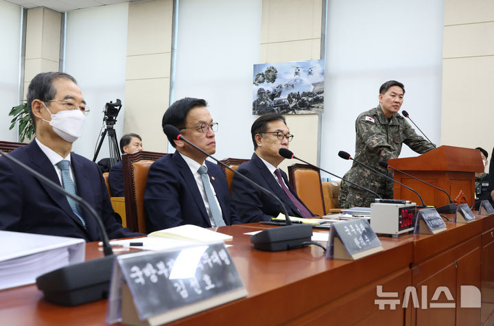 [서울=뉴시스] 고승민 기자 = 이진우 전 육군수도방위사령관이 6일 서울 여의도 국회에서 열린 윤석열 정부의 비상계엄 선포를 통한 내란혐의 진상규명 국정조사특별위원회 전체회의(청문회)에서 의원 질의에 답하고 있다. 2025.02.06. kkssmm99@newsis.com
