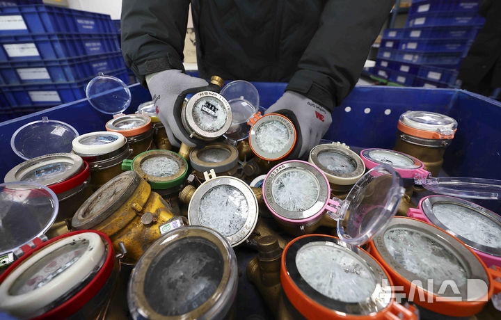 [서울=뉴시스] 김근수 기자 = 한파가 이어진 6일 오후 서울 강북구 서울북부수도사업소에서 직원이 동파된 계량기를 들어보이고 있다.서울시가 2월 초 한파로 인한 수도계량기 '동파 경계' 단계를 오는 8일까지 연장한다고 6일 밝혔다.시는 당초 이날 오후 6시까지 동파 경계 단계를 발령했으나, 이번 주 기온이 5일 연속 최저 영하 10도(℃) 이하에 머물며 동파량이 증가될 것으로 예상되자 이를 연장했다. 2025.02.06. ks@newsis.com