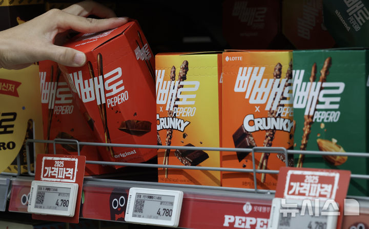 [서울=뉴시스] 서울시내 한 대형마트에 롯데 빼빼로가 진열돼 있다. photo@newsis.com