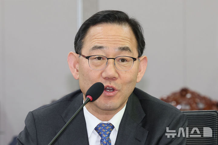 [서울=뉴시스] 권창회 기자 = 국민의힘 개헌특별위원회 위원장으로 내정된 주호영 의원이 6일 오후 서울 여의도 국회 의원회관에서 열린 '다시 법치주의를 소환한다! 국가와 국민을 위한 헌법재판소의 역할' 토론회에서 인사말을 하고 있다. 2025.02.06. kch0523@newsis.com