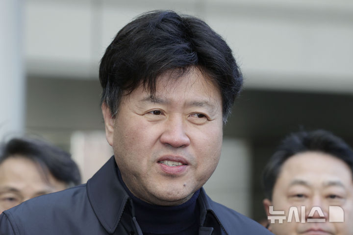 [서울=뉴시스] 최동준 기자 = 김용 전 민주연구원 부원장이 6일 서울 서초구 서울고등법원에서 열린 정치자금법 위반·뇌물 혐의 항소심 선고 공판에 출석하며 취재진 질문에 답변하고 있다. 김 전 원장은 징역 5년, 보석 취소를 선고받았다. 2025.02.06. photocdj@newsis.com
