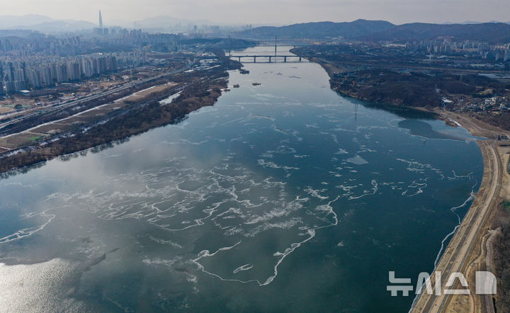 [하남=뉴시스] 황준선 기자 = 한파가 지속되고 있는 6일 경기 하남시 미사대교 인근 한강에 얼음이 떠 다니고 있다. 2025.02.06. hwang@newsis.com