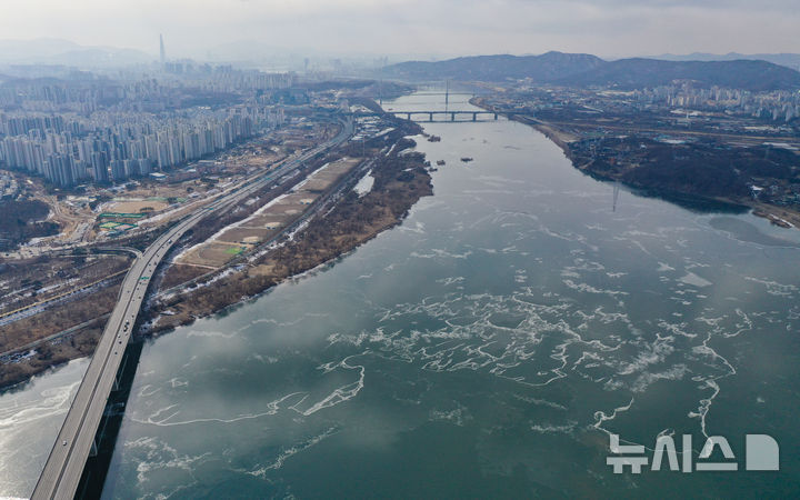 [하남=뉴시스] 황준선 기자 = 한파가 지속되고 있는 6일 경기 하남시 미사대교 인근 한강에 얼음이 떠 다니고 있다. 2025.02.06. hwang@newsis.com