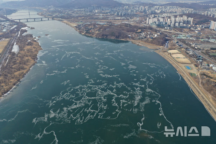 [하남=뉴시스] 황준선 기자 = 한파가 지속되고 있는 6일 경기 하남시 미사대교 인근 한강에 얼음이 떠 다니고 있다. 2025.02.06. hwang@newsis.com