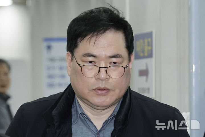 [서울=뉴시스] 최동준 기자 =&nbsp; 검찰이 이른바 '대장동 본류 사건'이라고 불리는 대장동 민간업자들의 뇌물·배임 혐의 1심 재판에서 유동규 전성남도시개발공사 기획본부장과 화천대유자산관리대주주 김만배씨에게 징역 7년과 12년의 중형을 구형했다. 사진은 유 전 본부장. 2025.02.06. photocdj@newsis.com