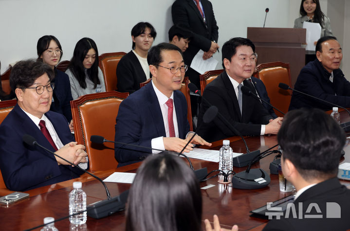 [서울=뉴시스] 고승민 기자 = 지난 2월6일 서울 여의도 국회 의원회관에서 김건 국민의힘 의원실 주관으로 열린 '청년의 시각에서 대한민국 외교정책으 되돌아 보다-2030 청년 정책 간담회'에서 김 의원이 인사말을 하고 있다. 2025.02.06. kkssmm99@newsis.com