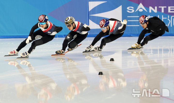 [하얼빈(중국)=뉴시스] 김선웅 기자 = 하얼빈 동계 아시안게임 개막을 하루 앞둔 6일(현지 시간) 중국 하얼빈시 헤이룽장 아이스 트레이닝센터에서 대한민국 쇼트트랙 대표팀 선수들이 훈련에 열중하고 있다. 2025.02.06. mangusta@newsis.com