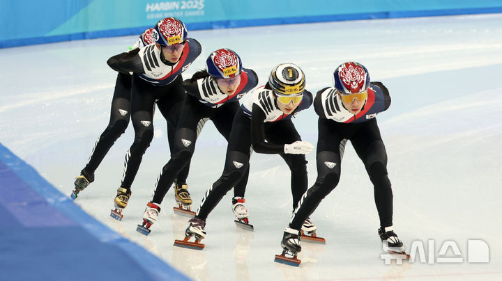[하얼빈(중국)=뉴시스] 김선웅 기자 = 하얼빈 동계 아시안게임 개막을 하루 앞둔 6일(현지 시간) 중국 하얼빈시 헤이룽장 아이스 트레이닝센터에서 대한민국 쇼트트랙 대표팀 선수들이 훈련에 열중하고 있다. 2025.02.06. mangusta@newsis.com