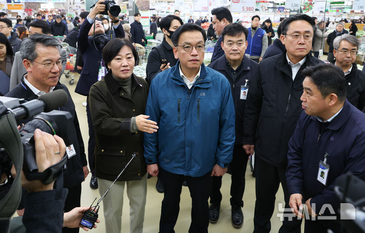 [서울=뉴시스] 최진석 기자 = 최상목 대통령 권한대행 부총리 겸 기획재정부 장관이 6일 서울 서초구 하나로마트 양재점을 찾아 송미령 농림축산식품부 장관의 설명을 들으며 배추와 무 등의 물가 상황을 점검하고 있다. 2025.02.06. myjs@newsis.com
