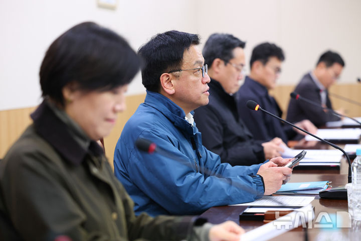 [서울=뉴시스] 최진석 기자 = 최상목 대통령 권한대행 부총리 겸 기획재정부 장관이 6일 서울 서초구 하나로마트 양재점에서 열린 민생경제점검회의에서 발언하고 있다. 2025.02.06. myjs@newsis.com