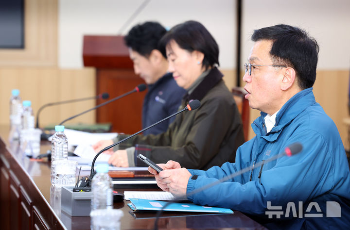 [서울=뉴시스] 최진석 기자 = 최상목 대통령 권한대행 부총리 겸 기획재정부 장관이 6일 서울 서초구 하나로마트 양재점에서 열린 민생경제점검회의에서 발언하고 있다. 2025.02.06. myjs@newsis.com
