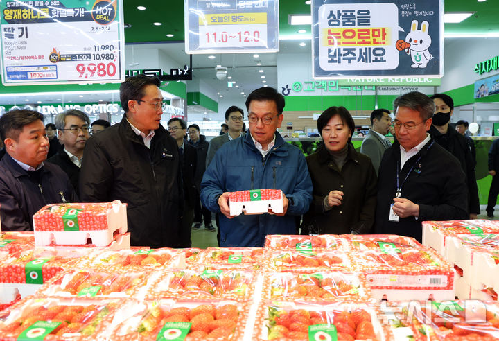 [서울=뉴시스] 최진석 기자 = 최상목 대통령 권한대행 부총리 겸 기획재정부 장관이 6일 서울 서초구 하나로마트 양재점을 찾아 딸기를 살펴보며 물가 상황을 점검하고 있다. 2025.02.06. myjs@newsis.com