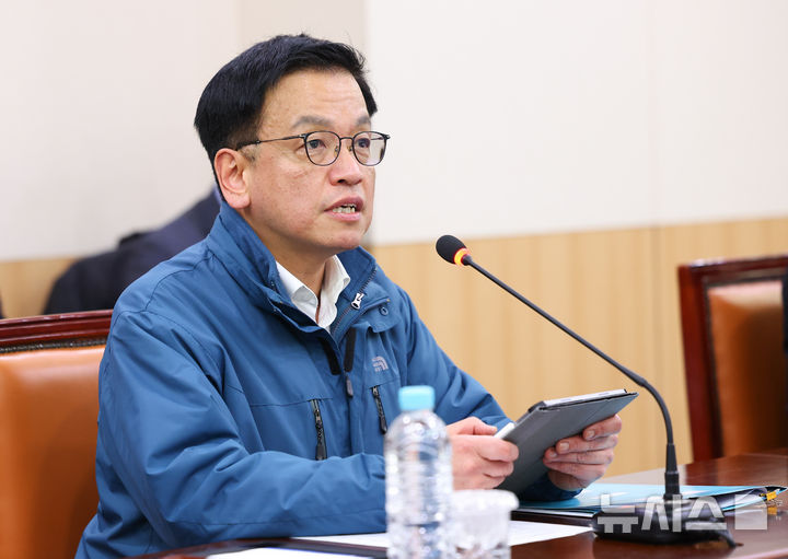 [서울=뉴시스] 최진석 기자 = 사진은 최상목 대통령 권한대행 부총리 겸 기획재정부 장관이 지난 6일 서울 서초구 하나로마트 양재점에서 열린 민생경제점검회의에서 발언하고 있는 모습. 2025.02.06. myjs@newsis.com