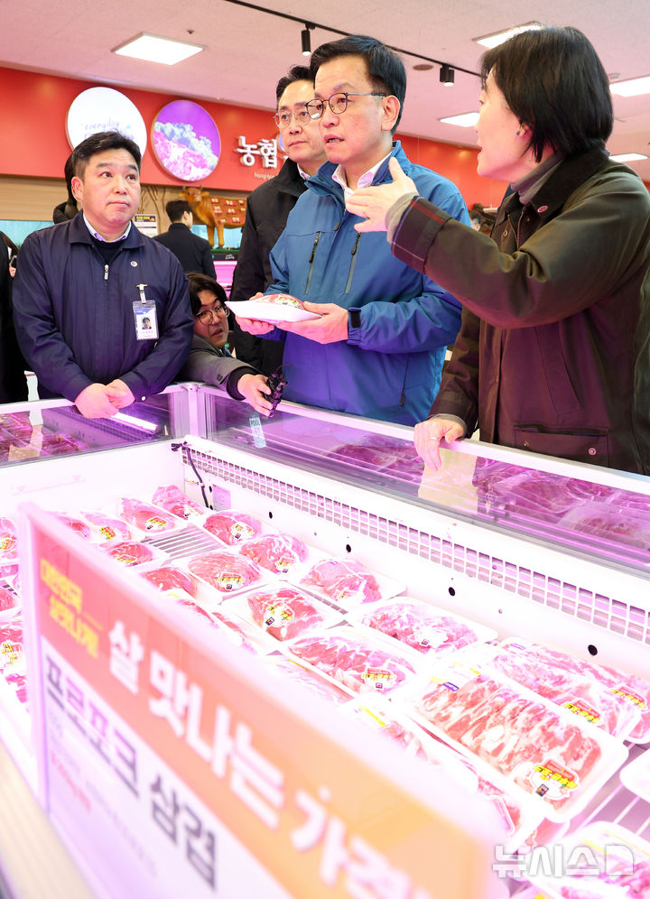 [서울=뉴시스] 최진석 기자 = 최상목 대통령 권한대행 부총리 겸 기획재정부 장관이 6일 서울 서초구 하나로마트 양재점을 찾아 돼지고기를 살펴보며 물가 상황을 점검하고 있다. 2025.02.06. myjs@newsis.com