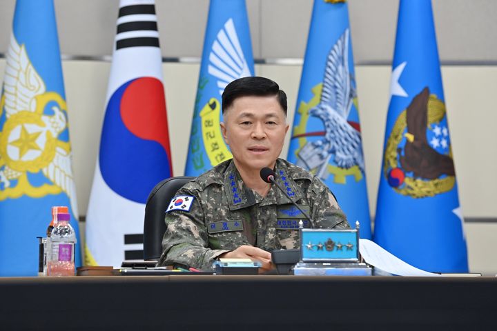 [서울=뉴시스] 이영수 공군참모총장이 6일 화상으로 진행된 '25-1차 태평양 공군 화상회의에 참가해 인도-태평양 지역 공군지휘관들과 '허위정보와 오정보에 대한 이해'를 주제로 열띤 토의를 하고 있다. (사진=공군 제공) 2025.02.06. photo@newsis.com *재판매 및 DB 금지