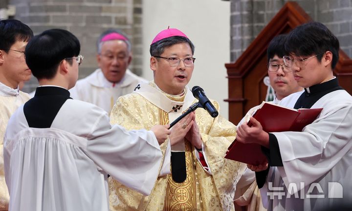 [서울=뉴시스] 사진공동취재단 = 6일 서울 중구 명동대성당에서 열린 2025년 천주교 서울대교구 부제 서품식에서 정순택 대주교가 미사를 하고 있다. 2025.02.06. photo@newsis.com